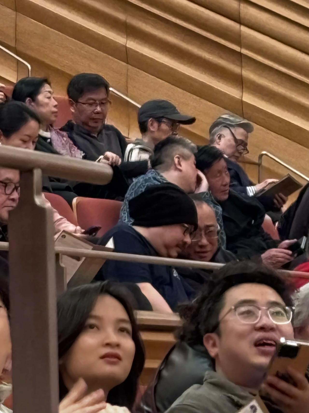 这竟然是刀郎和宋小宝！前几天去看演出，在观众席看到了刀郎！我最爱的歌手！不仔细看