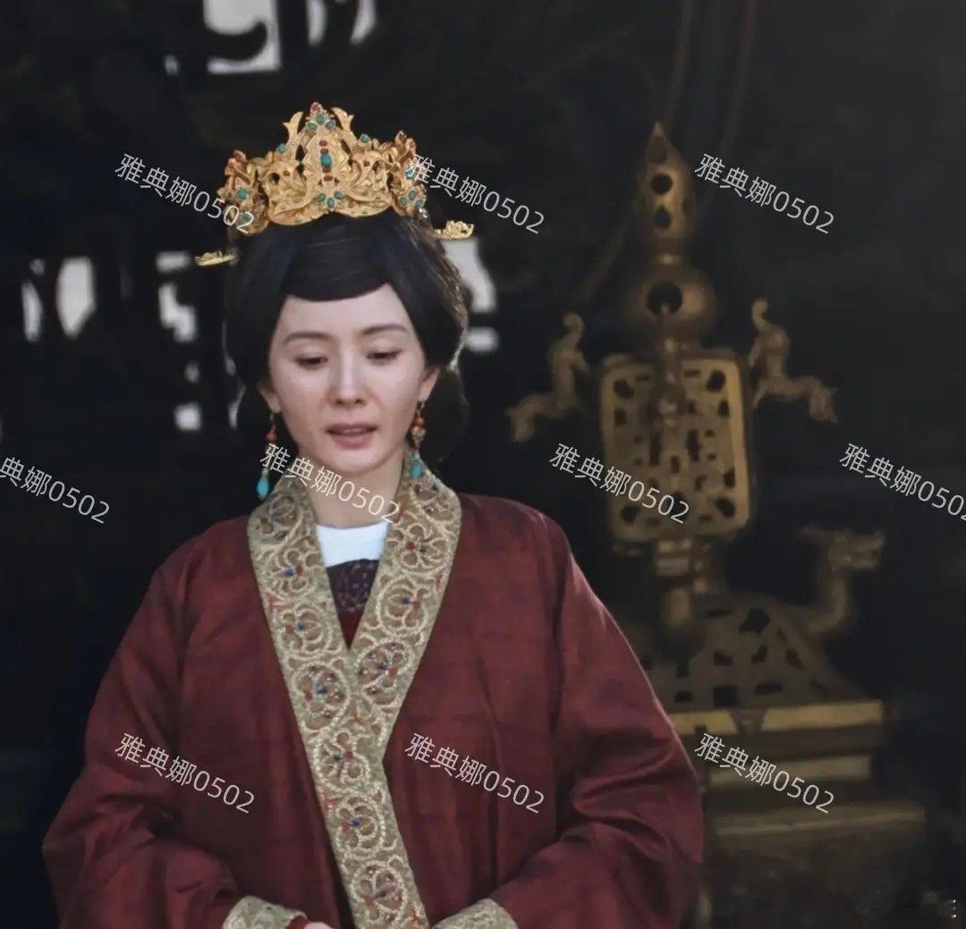 杨幂不用刻意化老年妆法令纹凹腮是现成的，妆淡些年龄感就上来了 ​​​