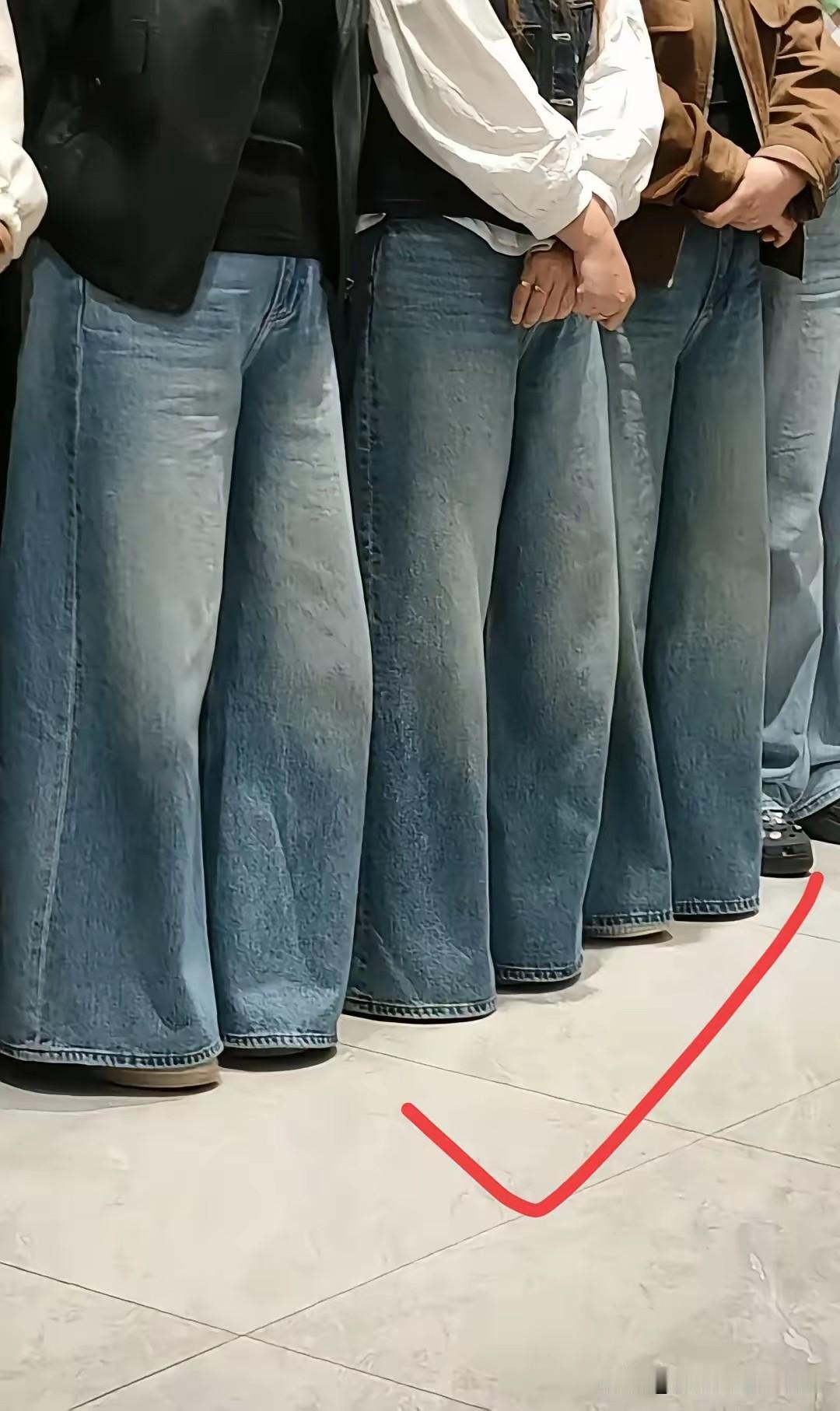 现在的女人真的逆天了，高跟鞋不穿了，改穿平底鞋和内增高，舒适就行，紧身牛子裤也不