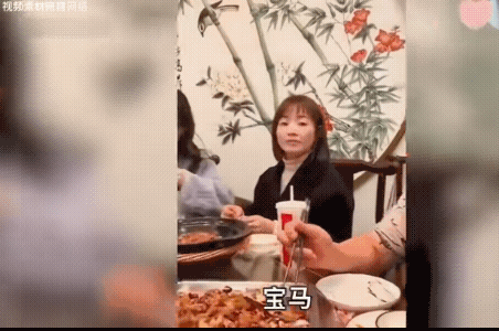 同学聚会一个比一个会装，都说开着豪车，其实他们都是骑电动车来的，这会露馅了吧。