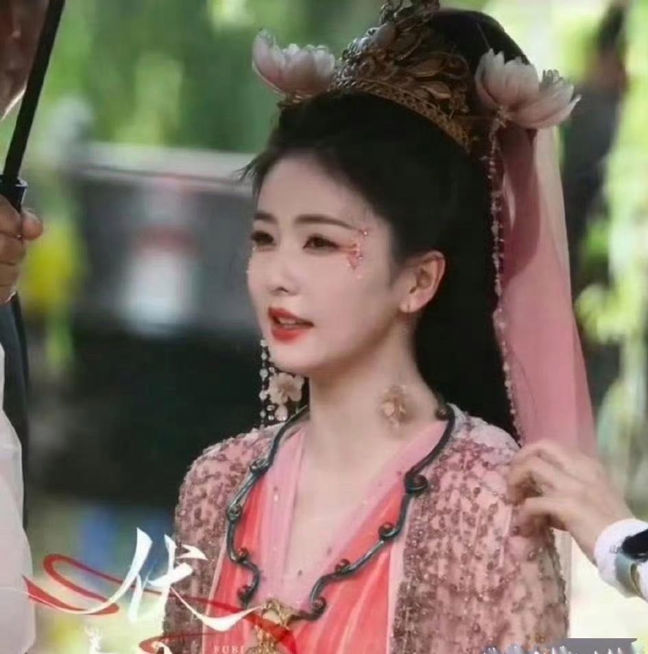 于妈新剧里，白鹿头上居然顶了两朵莲花，这是啥新潮流？雷人造型又升级了 