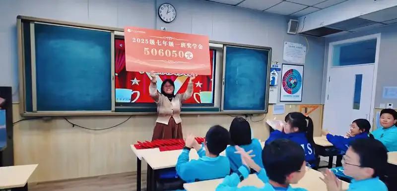 河南开封市求实外国语学校发放50万元奖学金一事引发关注，该校品宣部工作人员称，奖