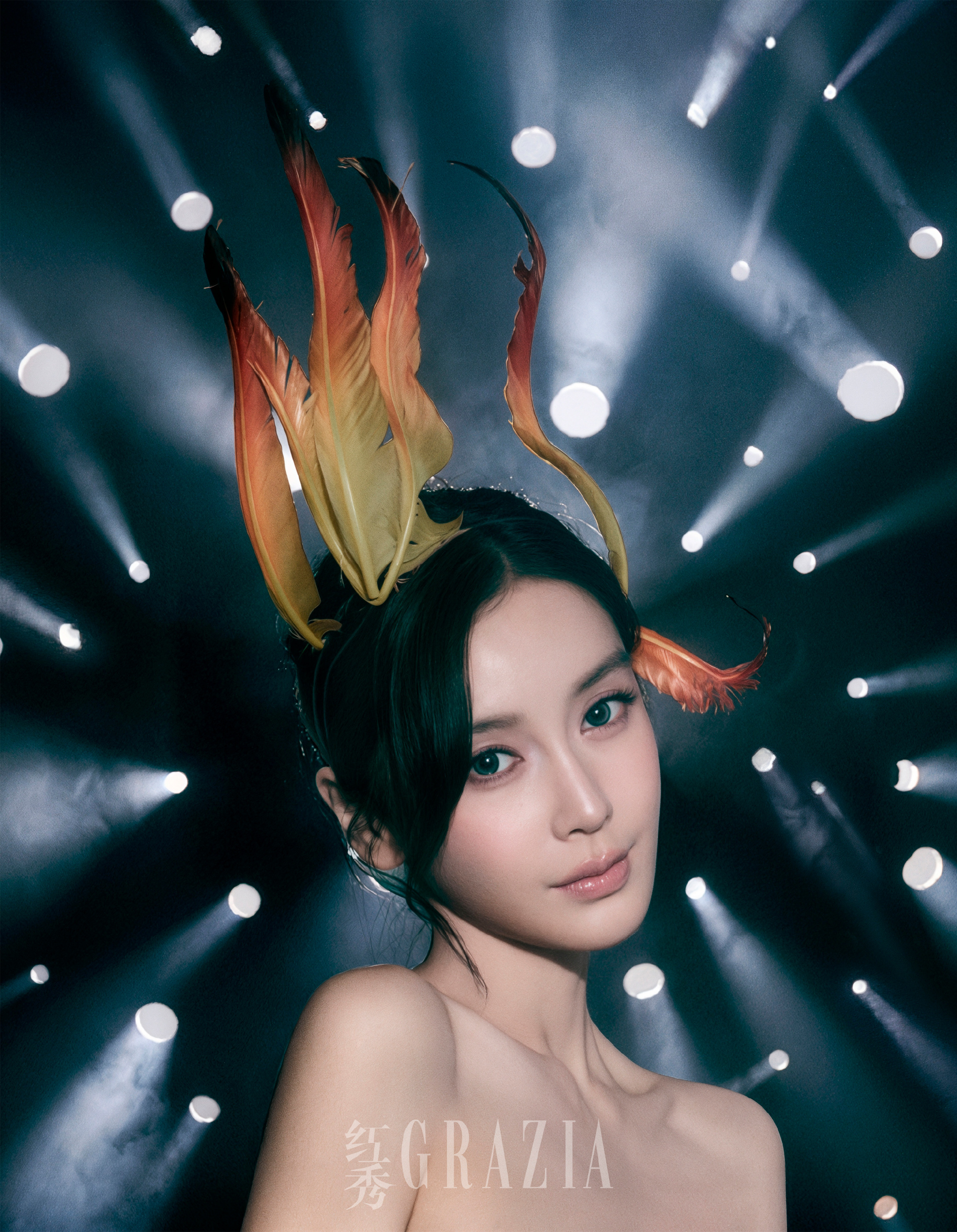 本次红秀和韩国顶级化妆&摄影团队合作，享受三封封面待遇，最终成片还算挺满意的。你