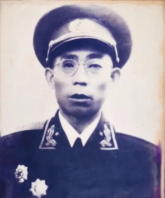 1936年秋，松潘草地深处，一个红军团长被五花大绑，即将枪毙。在此之前，贺龙只问