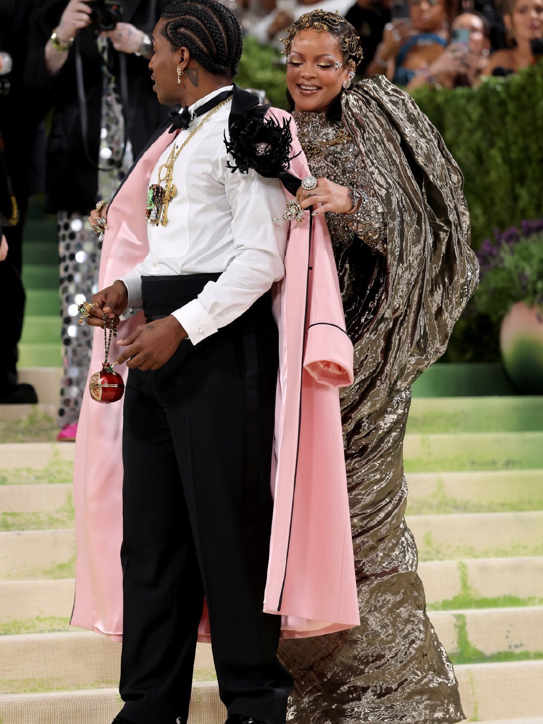 久违露面的她来了！Rihanna和A$AP Rocky亮相2026Met Gal