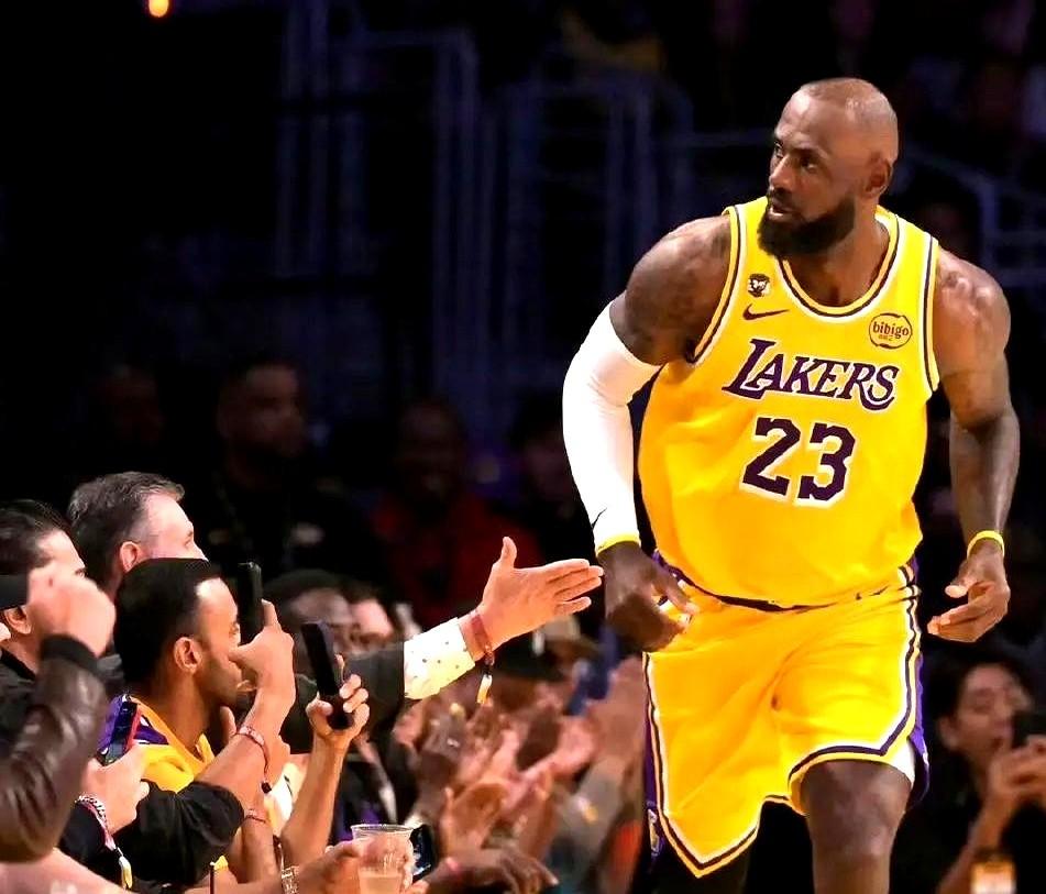 东契奇一禁赛，湖人反而打疯了！

今天打奇才，东契奇因为技术犯规累计停赛。结果你