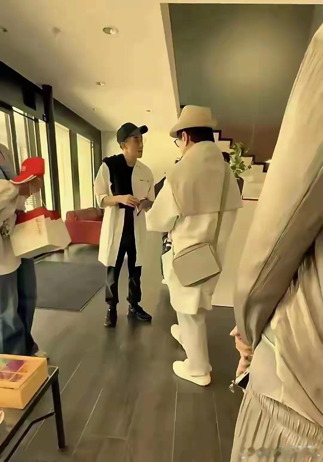 71岁成龙在瑞士，与儿子结伴同行，房祖名瘦脱了相，与爸爸一般高 ​​​