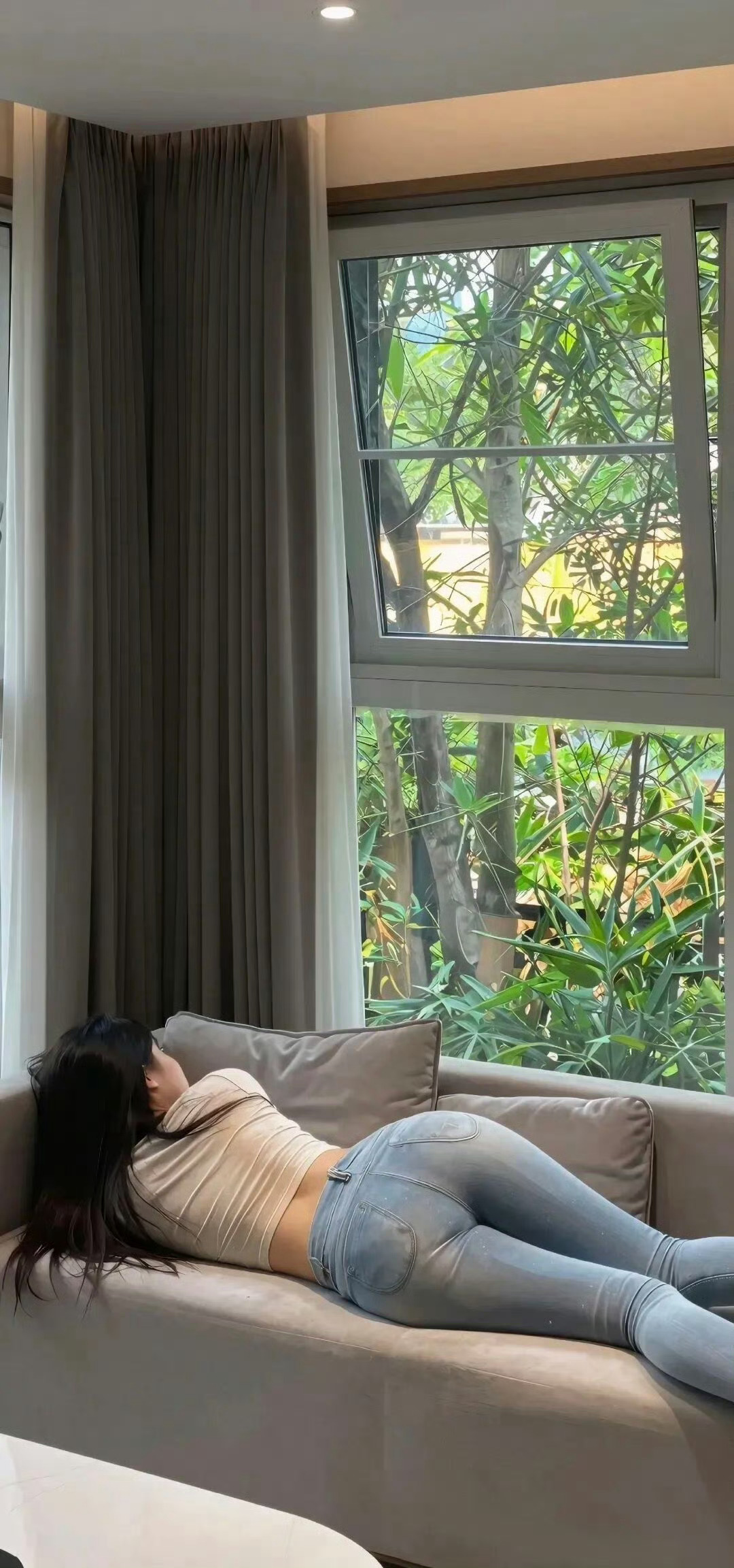 治小人的方法：准备一面镜子，在上面放一根针。把这四句话念诵7遍:日出东方落西山，