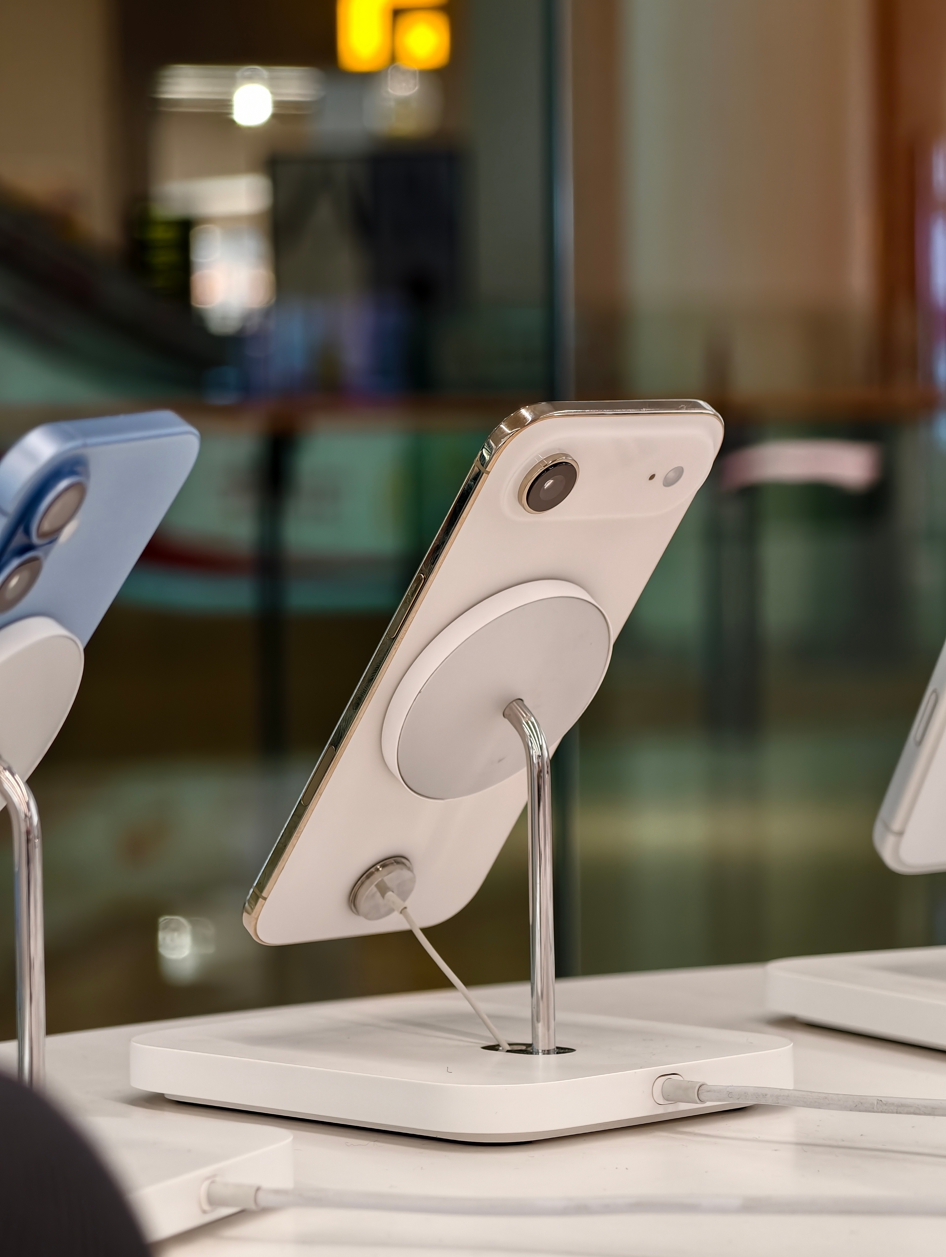 第一次摸到iPhone Air ，手感跟我想的一样，很轻，但是谈不上手感好，因为