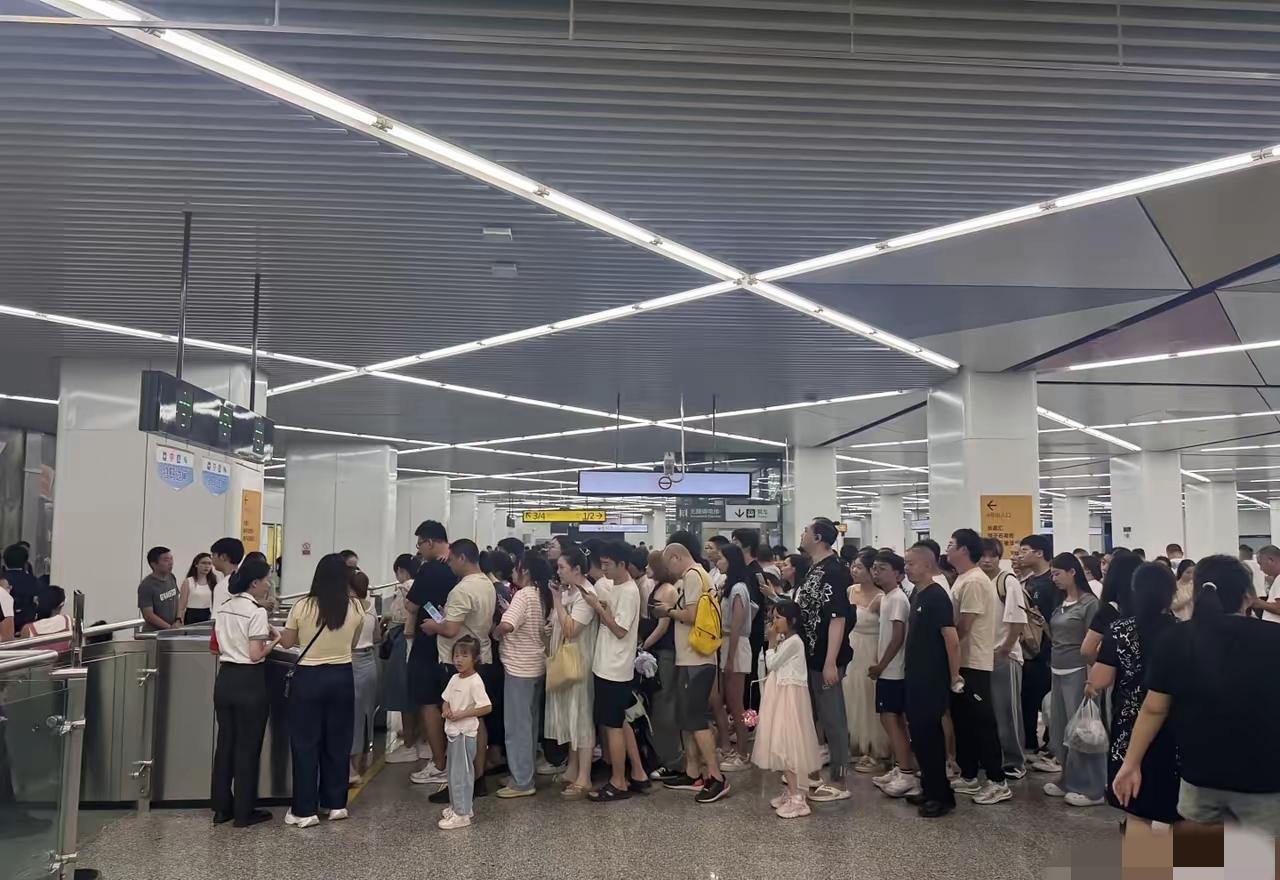 难怪今天我坐轻轨，看到每个进出站口都有工作人员站岗，原来是因为重庆轻轨集团在加大