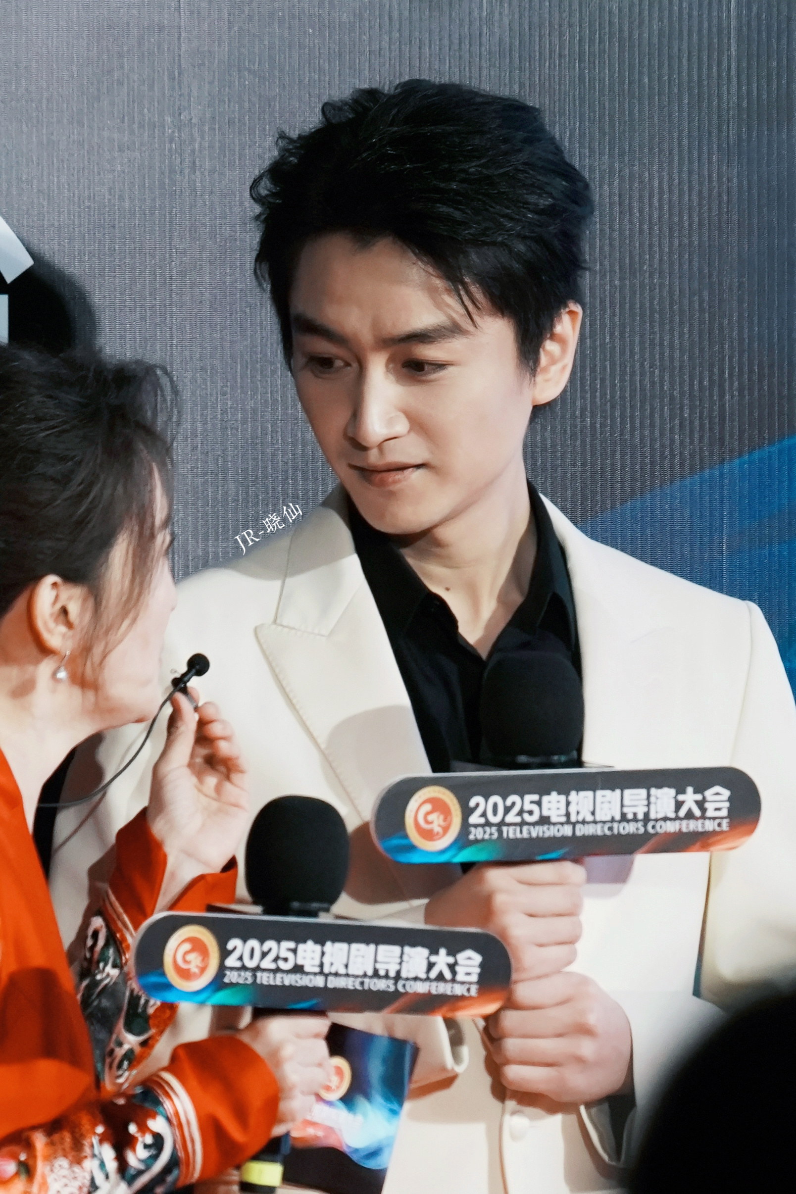 陈晓白西装帅得很简单 cx 2025电视剧导演大会 天生拉丝眼，没有一点办法～[