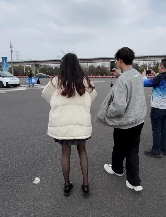 最近有网友爆料，某媒体在测试测试理想MEGA行人横穿碰撞时，闹出了笑话。从视频可