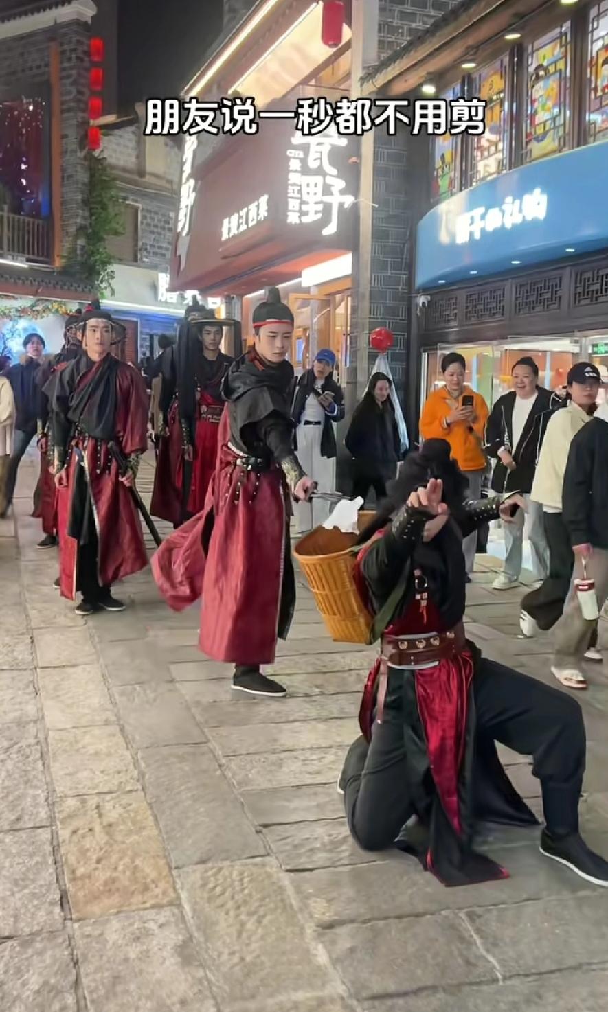 这“馊”主意到底是谁想出来的，被人民日报都点赞了，看过大妈大爷捡垃 圾，也看过帅