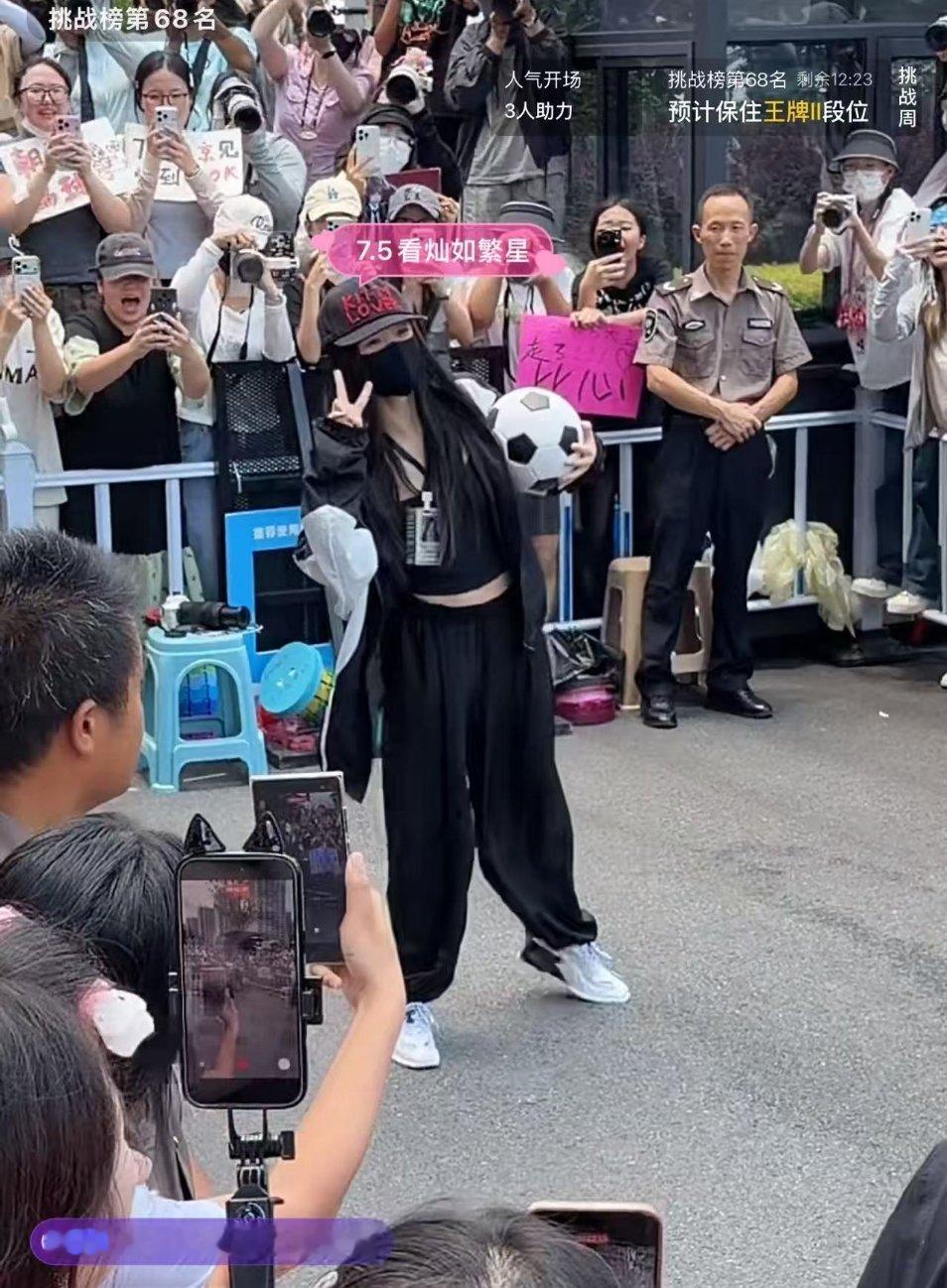 我不行了 书欣今天踢球上班哈哈哈哈哈 