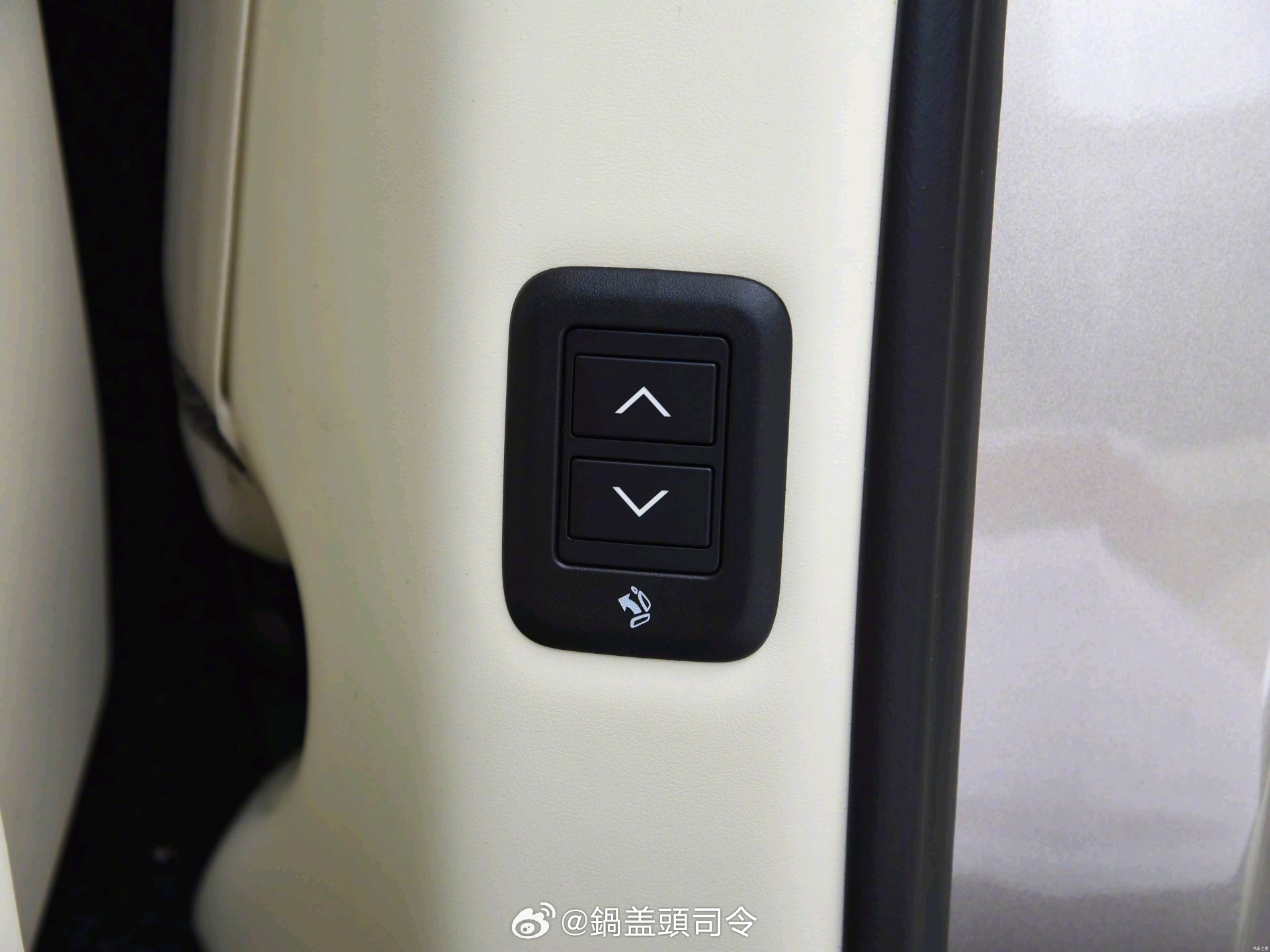 大家坐揽胜加长七座这个车的二排时候，一定一定要注意安全！这个车的二排是可以调节往