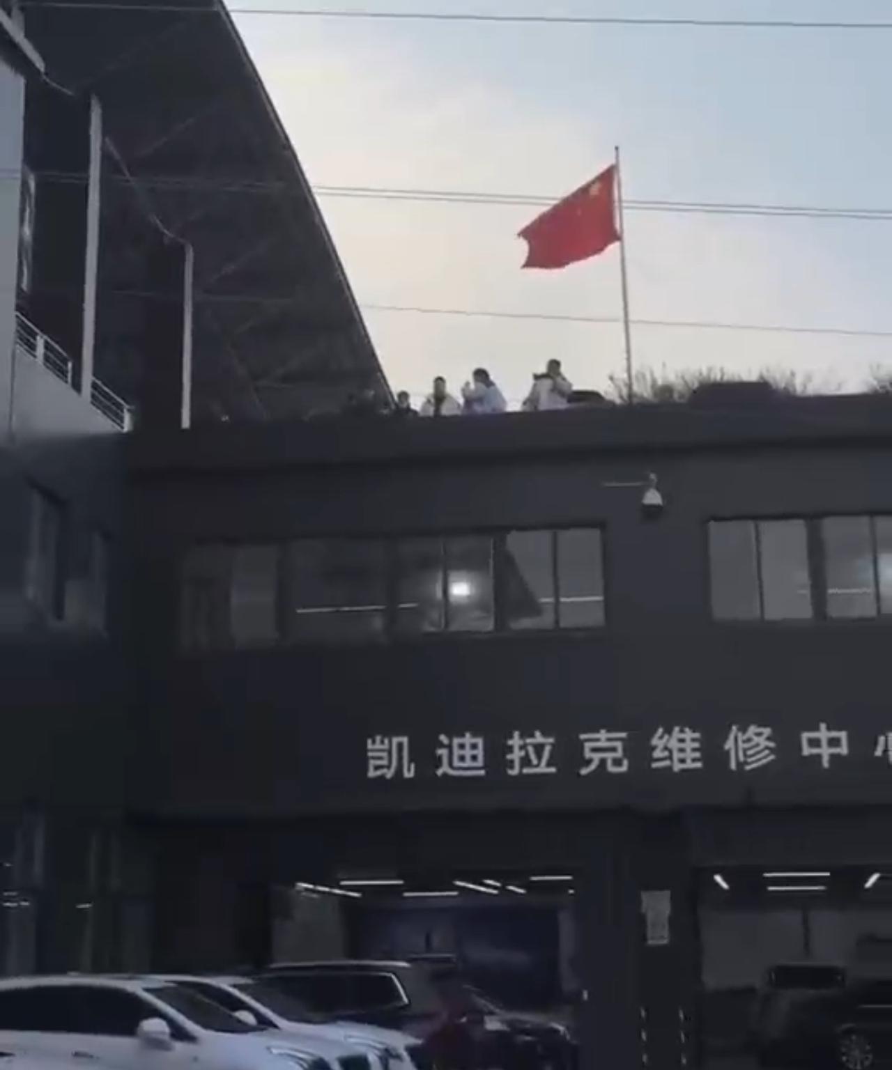 南京一4S店销售人员被曝私吞近千万购车款跑路！
12月24日，江苏南京，有车主反