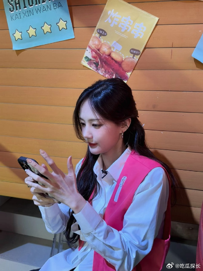 李一桐的手好大 李一桐的手好大，姐的这骨架太优秀了吧！ 李一桐的手竟然那么大