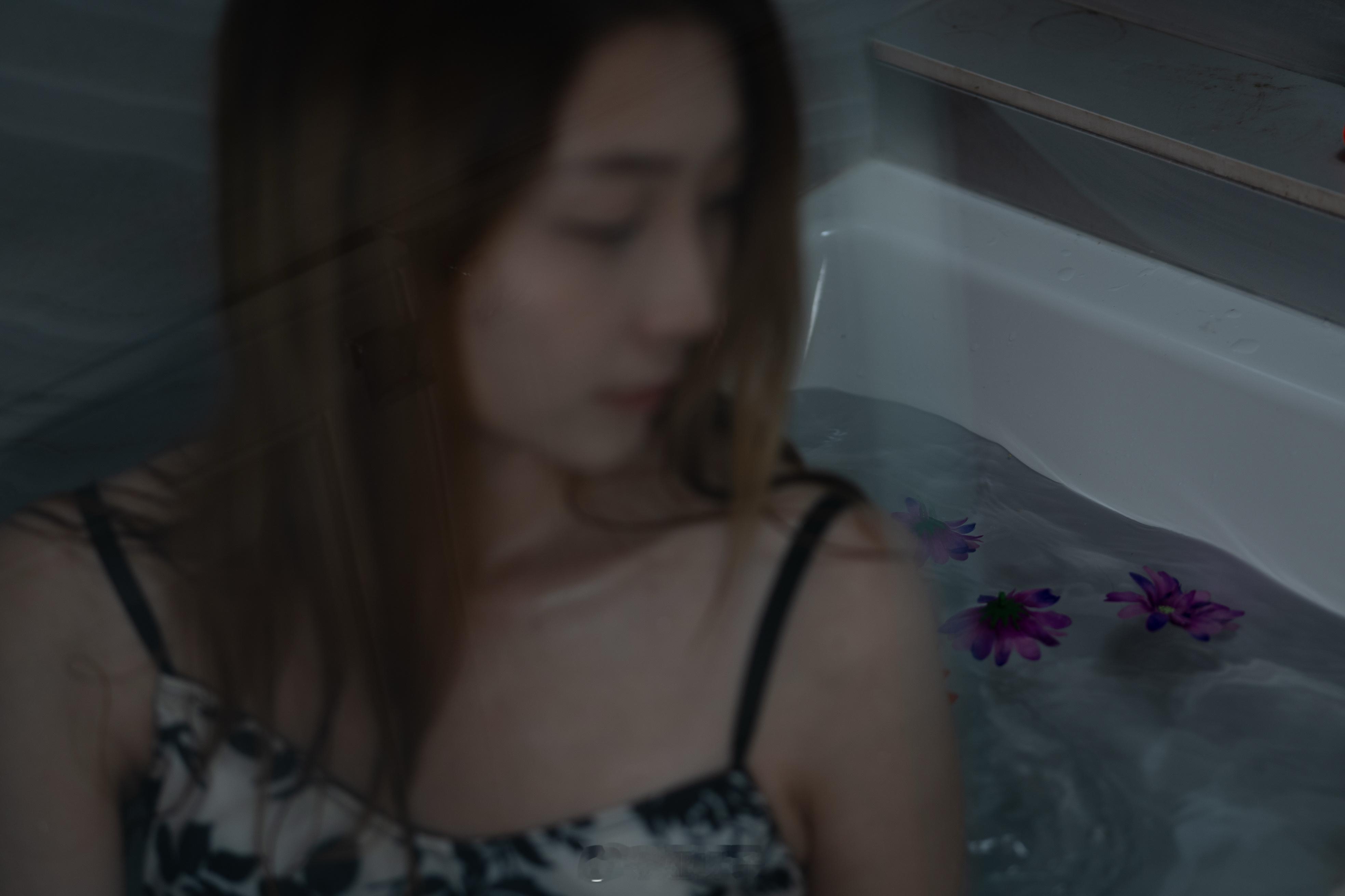 花落水中，梦也跟着轻了。C’est la vie — let it flow, 