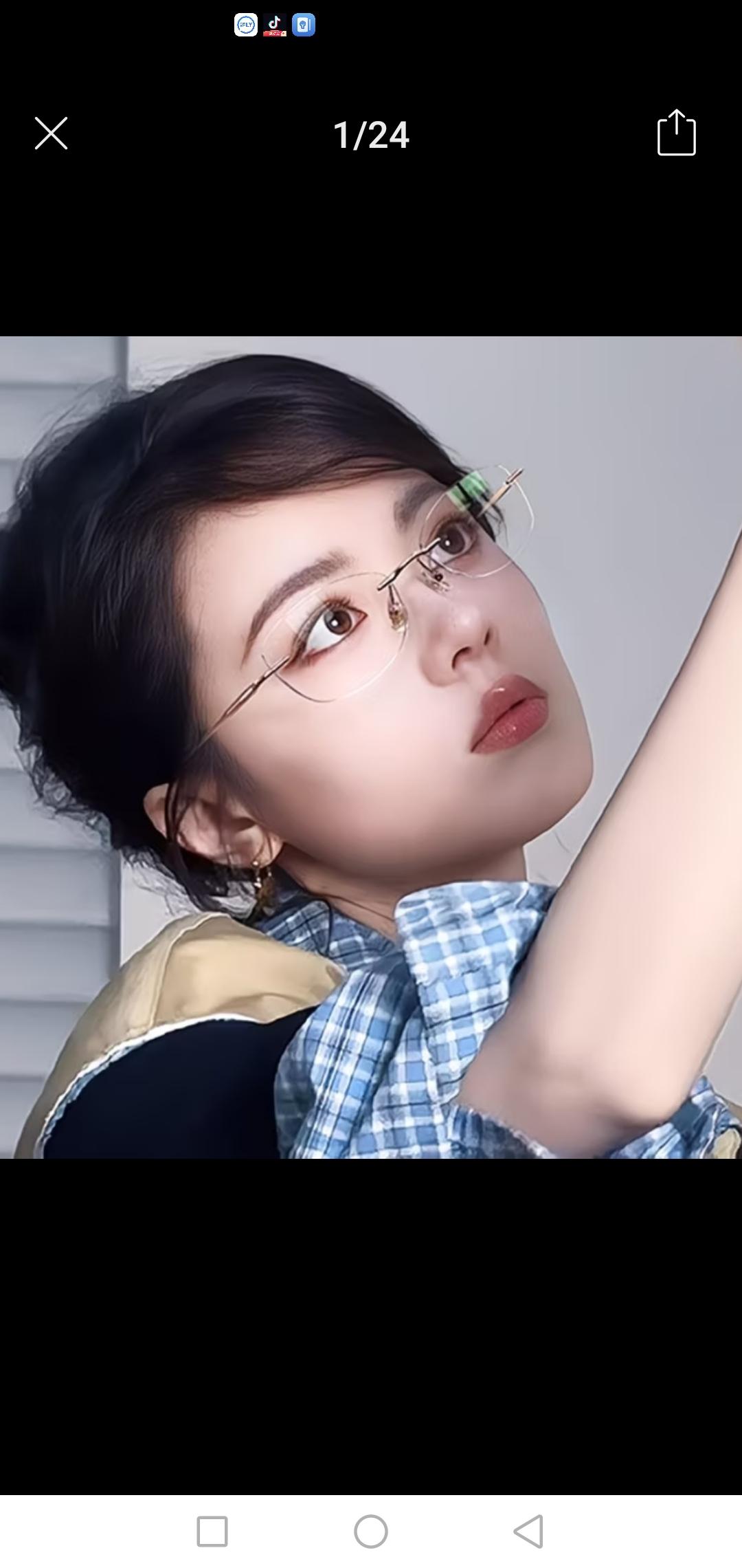 温柔眼镜少女，复古格子衫，怀旧氛围满满。