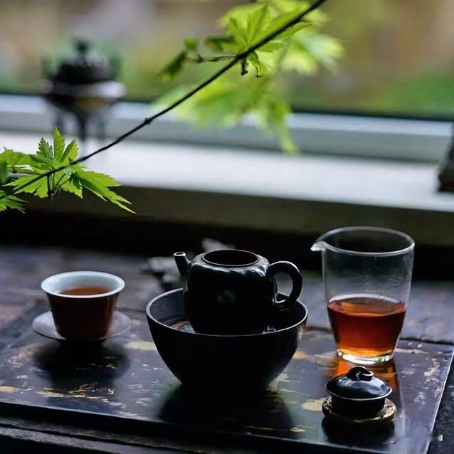《春盅花约·青玉案体》
风携花气满庭芳，茶烟袅，碧瓯光。一啜春魂入肺肠。眼裁红紫