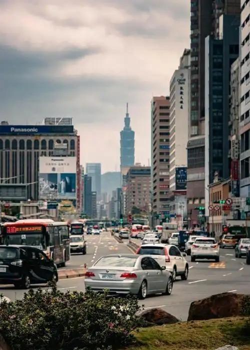 一位福建小伙提出了一个统一台湾的绝佳建议，那就是让内地大爷大妈去台湾旅游，然后给