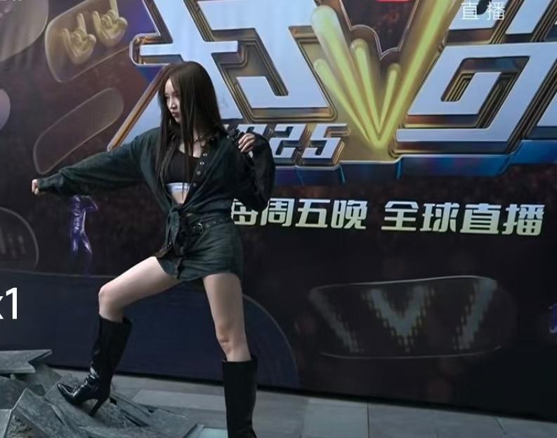 孟佳一出场气场全开 孟佳一出场气场全开，简直就是太绝了呀，果然咱们姐姐在舞台上面
