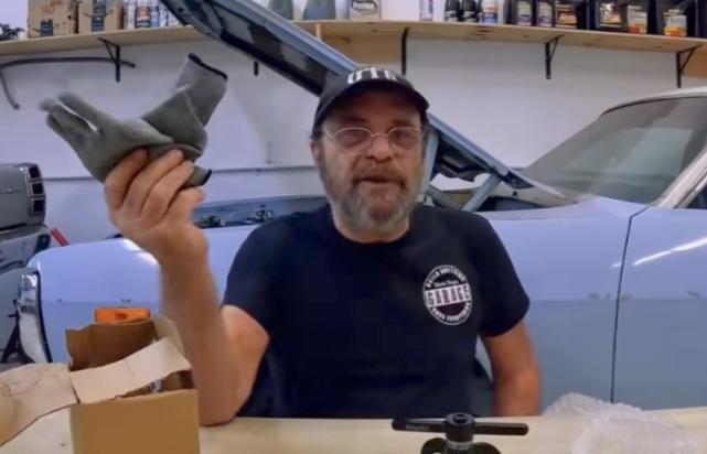 2026年美国一个维修工，被中国商家的赠品整破防了！他在中国订购了一个汽车维修工