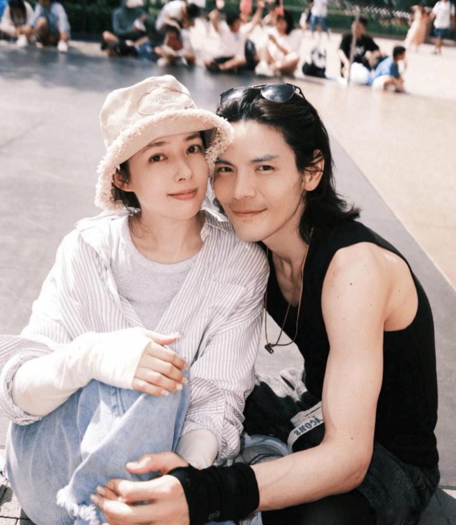 二狗问郭碧婷你爱向佐吗 二狗是有点勇在身上的！嘴上说紧张，转头就问“你爱他吗”，