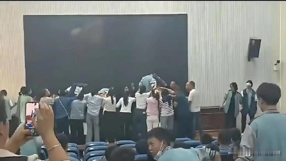 跪着的爸妈，背上走过自家蒙眼的孩子... 最近郑州中牟某中学这场“感恩秀”，看得