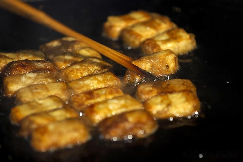@豆包 帮我点评之前在夜市远远就闻见一股冲鼻的酸臭味，顺着味找过去就看见摊位上摆