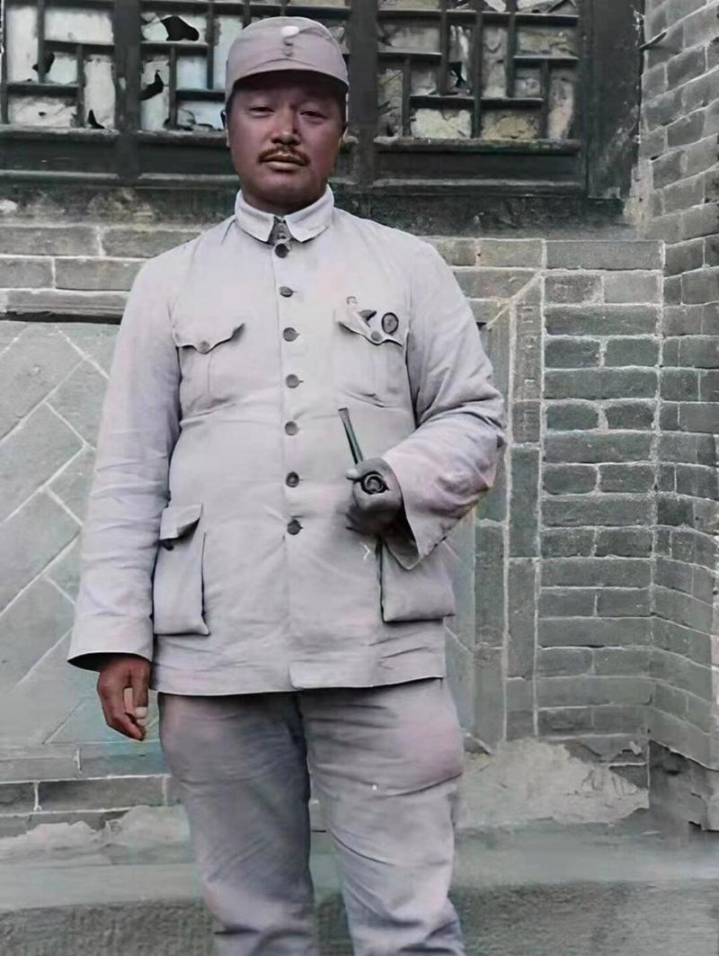 2005年，湖南老农声称贺龙元帅欠他420块，要求政府还钱，而正当所有人以为老人