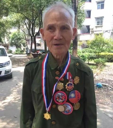 1945年，一击枪手因伤掉队，遇到100多名日军。突然，他架起机枪一顿狂射，打的