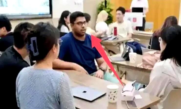 印度留学生打人后23天零道歉，机票一刷直接飞走。

复旦本土学生被晾在原地，连一
