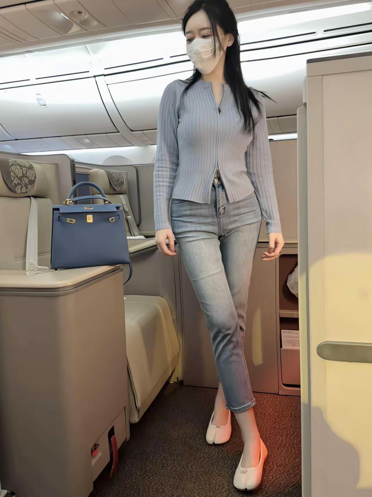 这位女士应该比较有实力吧！坐的是飞机商务座