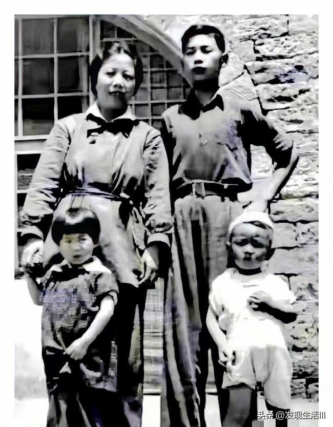 邓颖超与李鹏有超越血缘的“母子情”，李鹏的父亲李硕勋是周恩来、邓颖超的亲密战友，