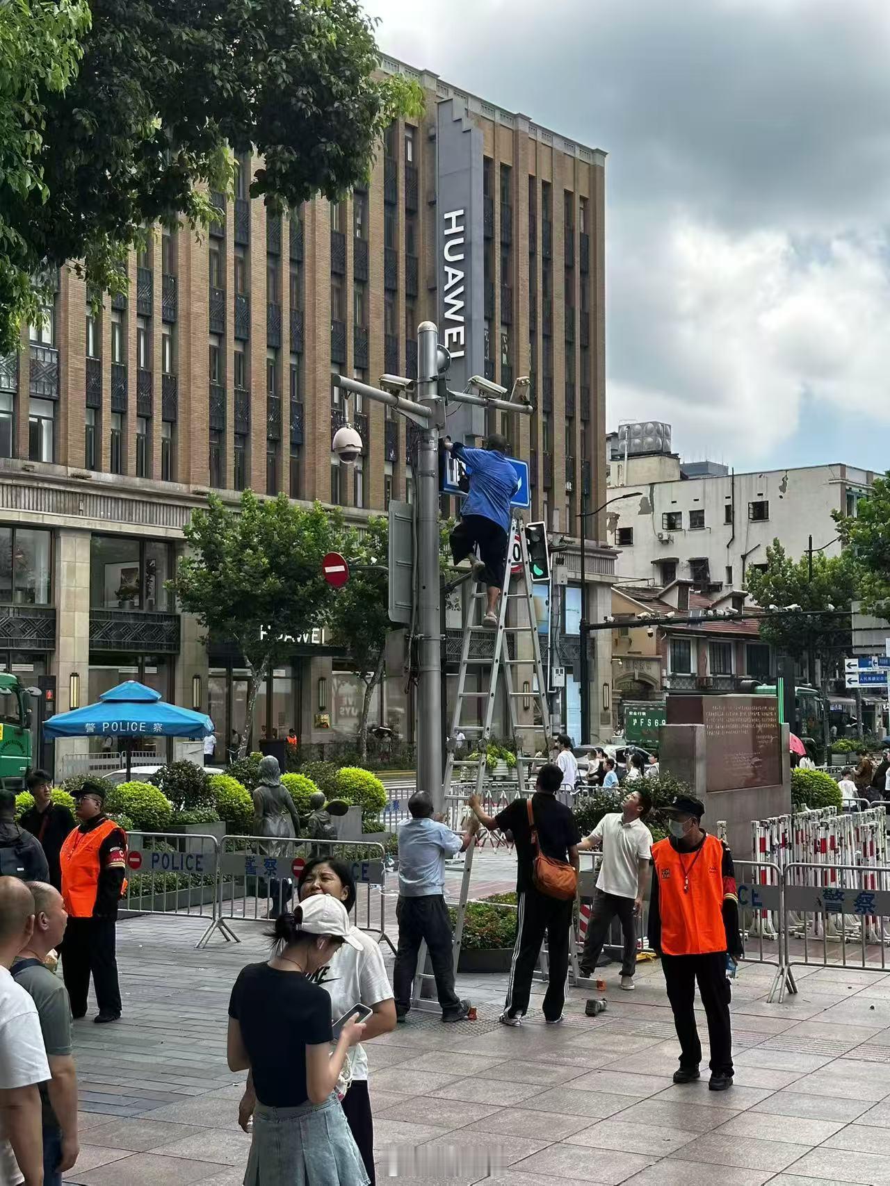 华为 公共厕所指示牌网友也是什么角度都能找到[允悲]还有很多人去排队打卡，也是服