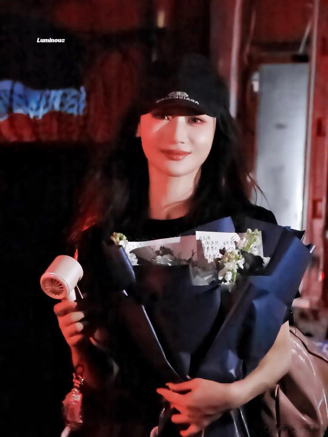 何宣林《万花世界》杀青了这不还没黄婷婷戏份多吗，说好的抢角呢？.....美女是不