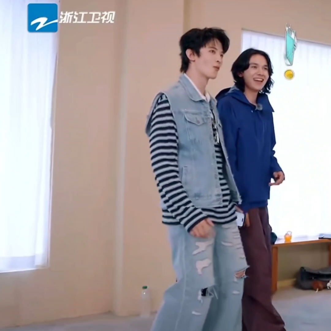 这小孩扭咕啥呢 