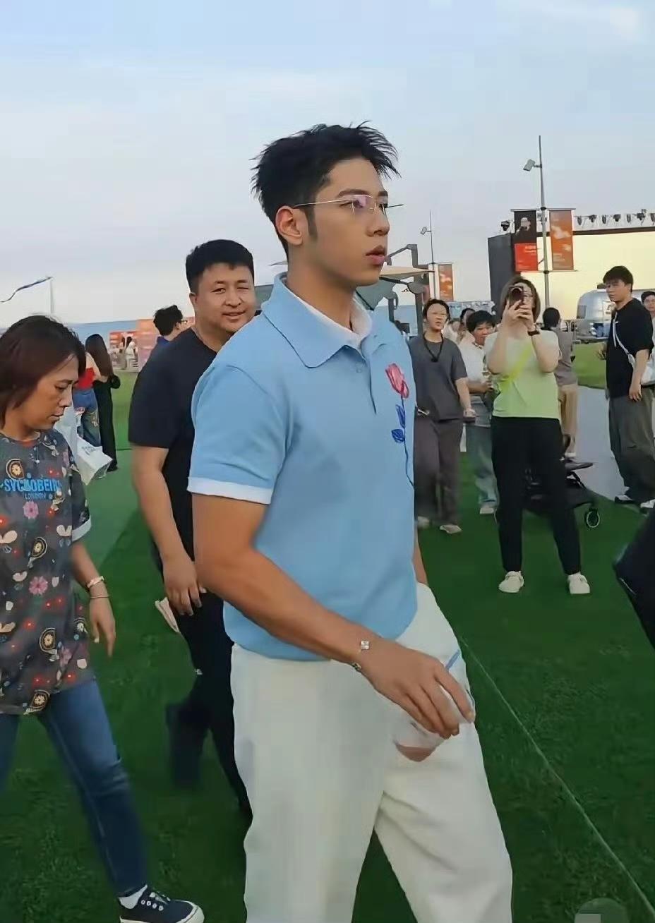 郭子睿（石头）在秦皇岛海浪电影周露面，男大十八变这话真不假。小时候《爸爸去哪儿》