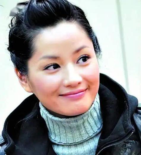 54岁瞿颖凭“活人感”强势翻红，节目里真实不装、松弛幽默圈粉无数。她把“菠菜”听