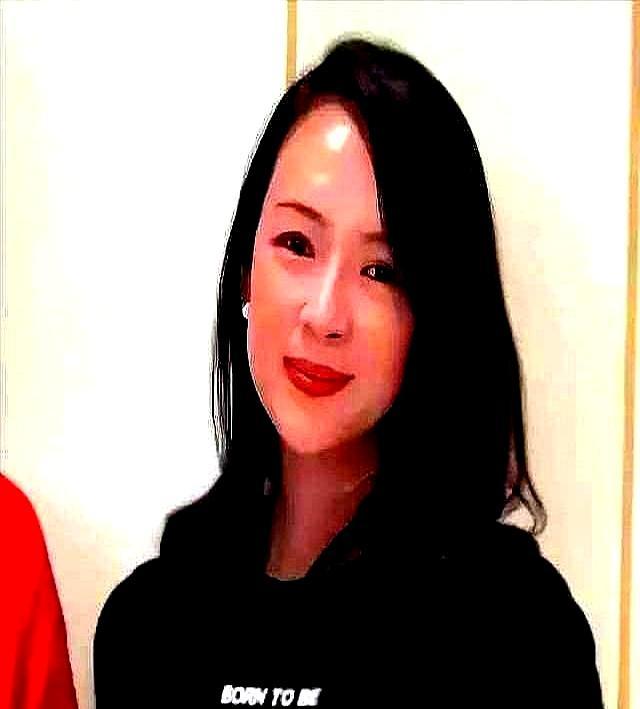 赵本山三亚的豪宅里，章子怡穿着369块的T恤，喝得满脸通红，额头直冒油。
 
她