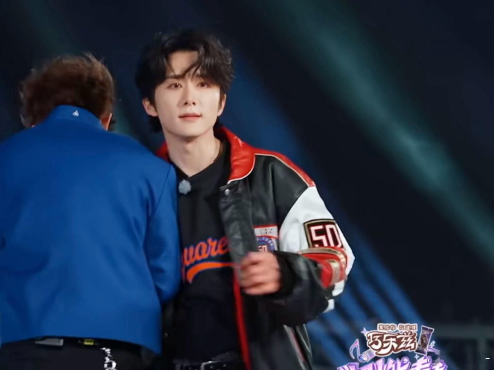 张新成一条裤子系两条皮带张新成也太会穿了，一条裤子两条皮带，潮流感直接拉满！ 