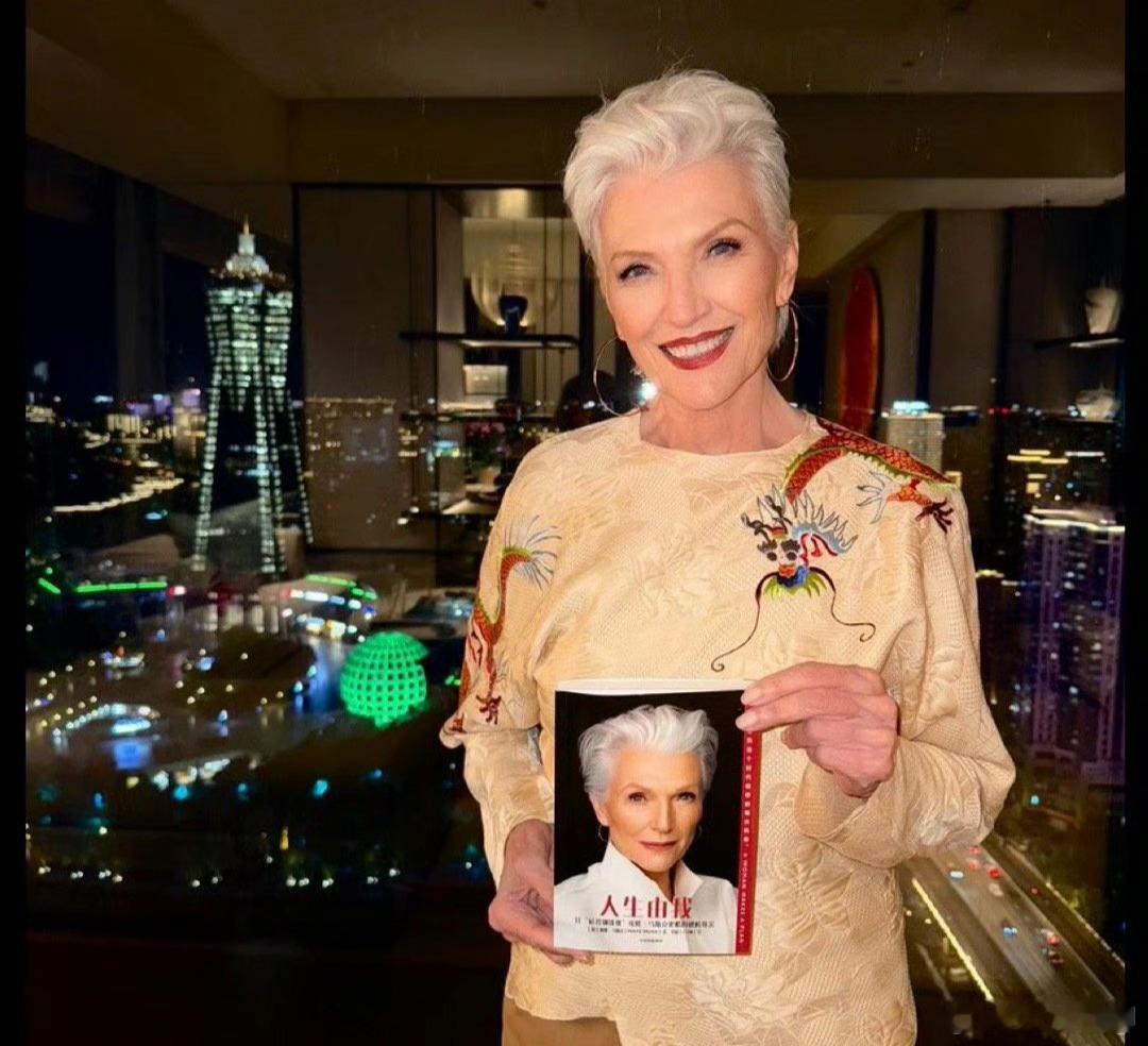 马斯克母亲梅耶在杭州卖书。 ​​​