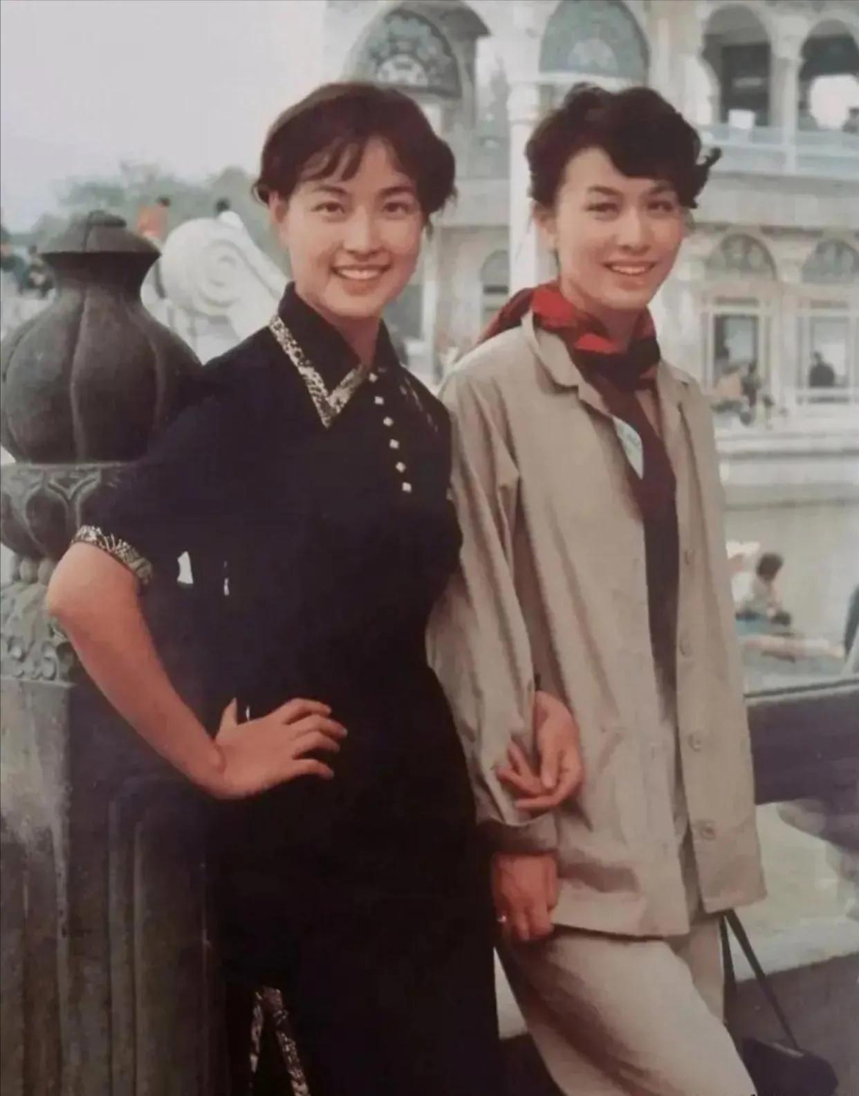 1979年，刘晓庆和日本影星栗原小卷的珍贵合影。两人正值青春好年华，年轻貌美，气