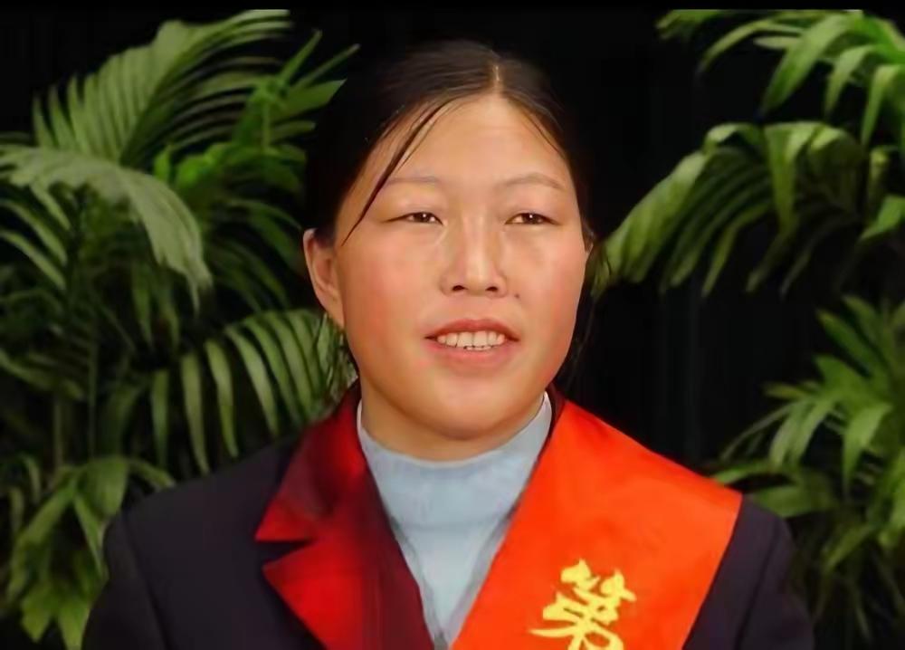 快讯：地窖新娘变“治沙女王”，30年把沙漠种成“金绿洲”
 
1985年，陕西姑