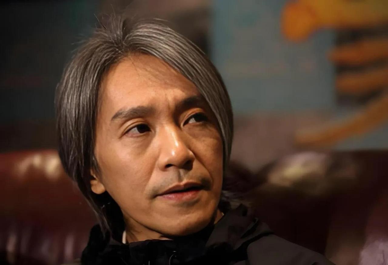 李修贤说：周星驰没儿没女没朋友，整天出门戴个帽子，鬼鬼祟祟！挣再多的钱也没有用。