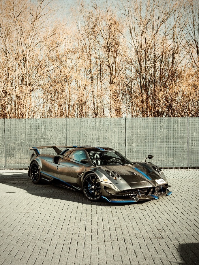 帕加尼的碳纤维，在意大利那灿烂的阳光下，宛如一件精美的艺术品，美得让人移不开眼。