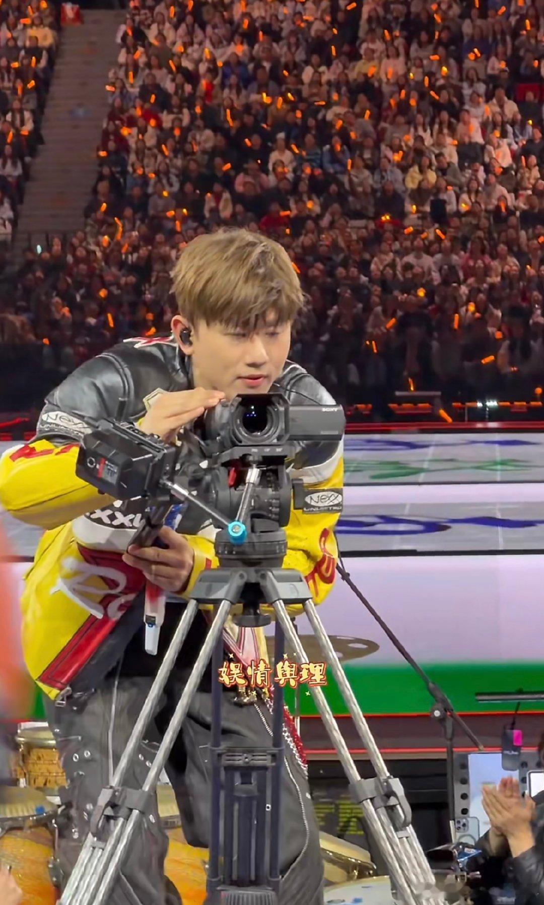 差点儿就被张杰抽中了 谁懂啊！聚光灯都扫过来了，结果还是和张杰的抽奖擦肩而过，手