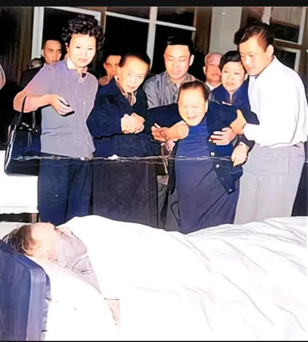 1962年，胡适的最后遗容映入镜头，他躺在病床上，生命的迹象已经消失，站在他旁边
