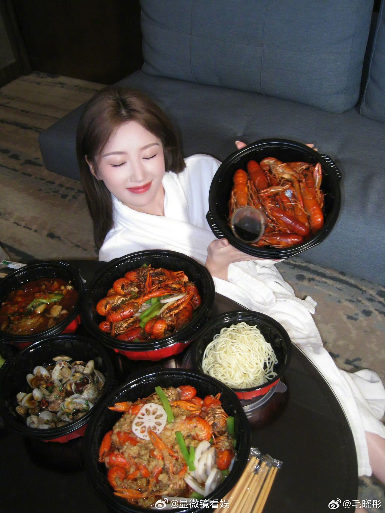 毛晓彤渐变鱼尾裙毛晓彤红色鱼尾裙再攀高峰！盛典上如一朵盛开的烈焰玫瑰，裙摆丝滑质